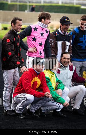 Vincennes, Francia. 28 gennaio 2024. Gruppo fotografico di alcuni fantini che hanno partecipato al Grand Prix D'Amerique 2024. La gara di trotto più conosciuta al mondo, il Prix D'Amerique Legend Race, si è svolta nell'ippodromo di Vincennes, alla periferia di Parigi. Questa razza rimane una delle più importanti corse equestri al mondo, seguita da milioni di spettatori. Clement Duvaldestin e il suo cavallo Idao de Tillard furono i vincitori del Grand Prix d'Amerique 2024. (Foto di Telmo Pinto/SOPA Images/Sipa USA) credito: SIPA USA/Alamy Live News Foto Stock