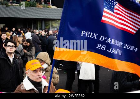 Vincennes, Francia. 28 gennaio 2024. Un uomo visto con una bandiera del Grand Prix D'Amerique 2024. La gara di trotto più conosciuta al mondo, il Prix D'Amerique Legend Race, si è svolta nell'ippodromo di Vincennes, alla periferia di Parigi. Questa razza rimane una delle più importanti corse equestri al mondo, seguita da milioni di spettatori. Clement Duvaldestin e il suo cavallo Idao de Tillard furono i vincitori del Grand Prix d'Amerique 2024. (Foto di Telmo Pinto/SOPA Images/Sipa USA) credito: SIPA USA/Alamy Live News Foto Stock