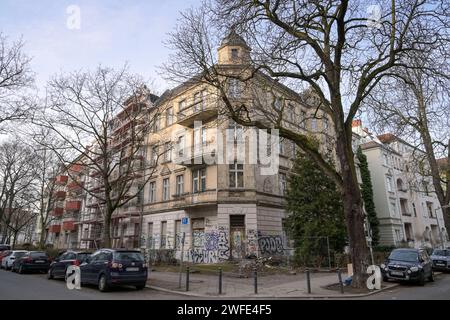 Leerstand Wohnhaus Stubenrauchstraße Ecke Odenwaldstraße, Friedenau, Berlino, Deutschland Leerstand Wohnhaus Stubenrauchstraße Ecke Odenwaldstraße, Friedenau, Berlino, Deutschland *** edificio residenziale vacante Stubenrauchstraße angolo Odenwaldstraße, Friedenau, Berlino, Germania edificio residenziale vacante Stubenrauchstraße angolo Odenwaldstraße, Friedenau, Berlino, Germania Foto Stock