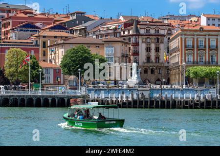 El Gasolino, piccola barca che trasporta passeggeri attraverso il fiume Nervion, tra Portugalete e Las Arenas, Getxo, Vizcaya, Pais Vasco, Spagna. Quella giusta Foto Stock