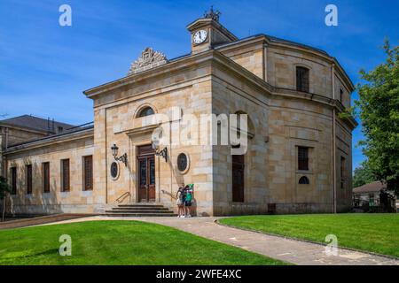 Al di fuori della Casa delle Assemblee o della Casa de Juntas, il Parlamento basco, Gernika Lumo, provincia di Biscaglia, Pais Vasco, Euskadi, Spagna Foto Stock