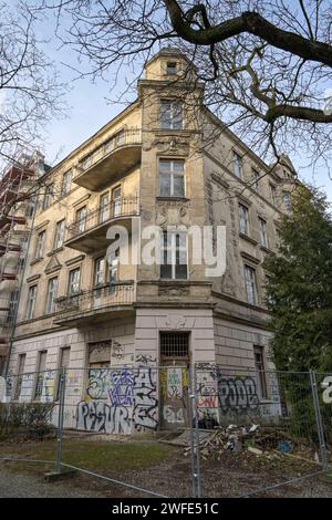 Leerstand Wohnhaus Stubenrauchstraße Ecke Odenwaldstraße, Friedenau, Berlino, Deutschland Leerstand Wohnhaus Stubenrauchstraße Ecke Odenwaldstraße, Friedenau, Berlino, Deutschland *** edificio residenziale vacante Stubenrauchstraße angolo Odenwaldstraße, Friedenau, Berlino, Germania edificio residenziale vacante Stubenrauchstraße angolo Odenwaldstraße, Friedenau, Berlino, Germania Foto Stock