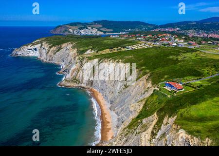 La meravigliosa spiaggia di Barrika e Flysch de Bizkaia a Vizcaya, Paesi Baschi, Euskadi, Spagna. Il mare ha lasciato questo patrimonio geologico a Uribe, mai Foto Stock