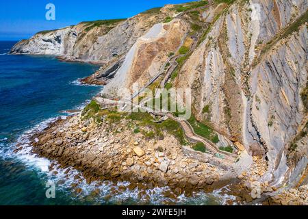 La meravigliosa spiaggia di Barrika e Flysch de Bizkaia a Vizcaya, Paesi Baschi, Euskadi, Spagna. Il mare ha lasciato questo patrimonio geologico a Uribe, mai Foto Stock