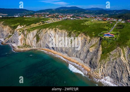 La meravigliosa spiaggia di Barrika e Flysch de Bizkaia a Vizcaya, Paesi Baschi, Euskadi, Spagna. Il mare ha lasciato questo patrimonio geologico a Uribe, mai Foto Stock