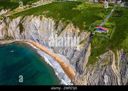 La meravigliosa spiaggia di Barrika e Flysch de Bizkaia a Vizcaya, Paesi Baschi, Euskadi, Spagna. Il mare ha lasciato questo patrimonio geologico a Uribe, mai Foto Stock