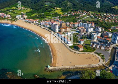 Vista aerea della spiaggia di Playa de Baquio Bakio, Bizkaiko hondartza Bakioko Biscay, Paesi Baschi, edificio medievale, merlature, Euskadi, Spagna. Bizkai Foto Stock