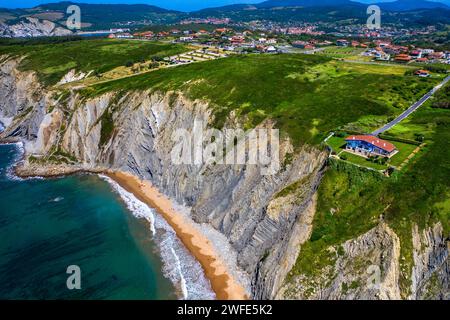 La meravigliosa spiaggia di Barrika e Flysch de Bizkaia a Vizcaya, Paesi Baschi, Euskadi, Spagna. Il mare ha lasciato questo patrimonio geologico a Uribe, mai Foto Stock