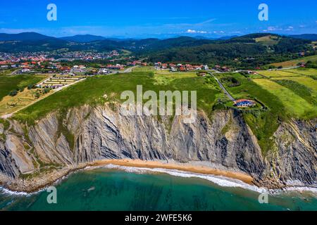 La meravigliosa spiaggia di Barrika e Flysch de Bizkaia a Vizcaya, Paesi Baschi, Euskadi, Spagna. Il mare ha lasciato questo patrimonio geologico a Uribe, mai Foto Stock