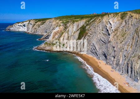 La meravigliosa spiaggia di Barrika e Flysch de Bizkaia a Vizcaya, Paesi Baschi, Euskadi, Spagna. Il mare ha lasciato questo patrimonio geologico a Uribe, mai Foto Stock