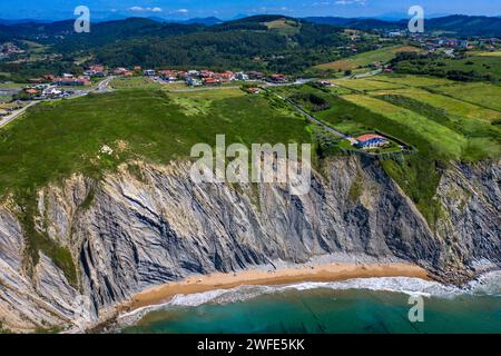 La meravigliosa spiaggia di Barrika e Flysch de Bizkaia a Vizcaya, Paesi Baschi, Euskadi, Spagna. Il mare ha lasciato questo patrimonio geologico a Uribe, mai Foto Stock