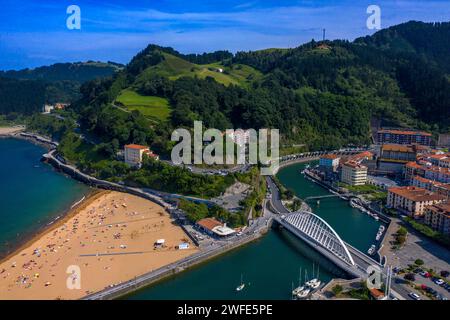 Vista aerea panoramica del porto di pescatori e della città vecchia di Ondarroa, Biscaglia, Paesi Baschi, Euskadi, Euskal Herria, Spagna Foto Stock