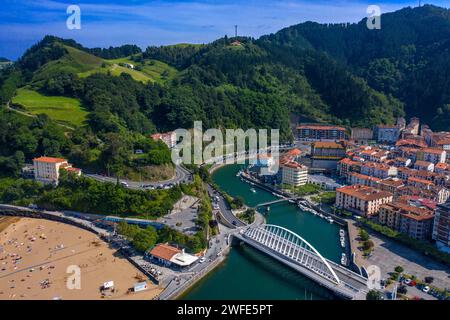 Vista aerea panoramica del porto di pescatori e della città vecchia di Ondarroa, Biscaglia, Paesi Baschi, Euskadi, Euskal Herria, Spagna Foto Stock