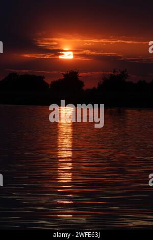 Un incredibile tramonto sulla Mila 23 sul delta del Danubio in Romania. Incredibile tramonto colorato sul Danubio. Foto Stock