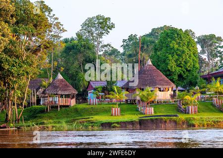 Case di legno nel villaggio dell'indiana vicino a Iquitos, Loreto, Perù, Sud America. Il dipartimento di Loreto, il più grande del Perù, era abitato da un anno Foto Stock