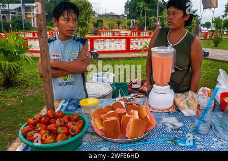 Vari prodotti alimentari in vendita presso la Indiana mercato mattutino sul fiume Rio delle Amazzoni Foto Stock