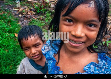 Bambini del posto nel villaggio fluviale di Timicuro io Iqutios amazzonia peruviana, Loreto, Perù Foto Stock