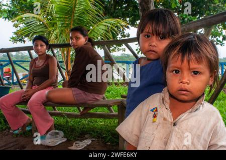 Bambini del posto nel villaggio fluviale di Timicuro io Iqutios amazzonia peruviana, Loreto, Perù Foto Stock