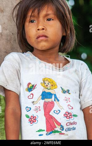 Ragazza del villaggio fluviale di Timicuro, io Iqutios amazzonia peruviana, Loreto, Perù Foto Stock