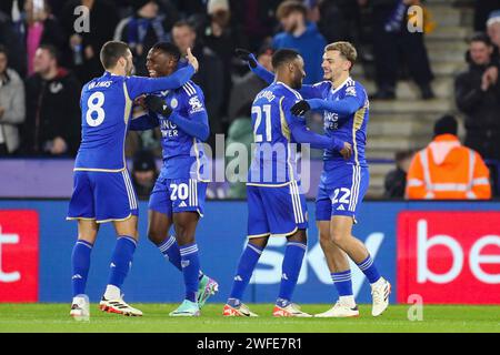 Leicester, Regno Unito. 30 gennaio 2024. Il centrocampista di Leicester City Kiernan Dewsbury-Hall (22) segna un GOL 1-0 e celebra il difensore di Leicester City Ricardo Pereira (21) l'attaccante di Leicester City Patson Daka (20) il centrocampista di Leicester City Harry Winks (8) durante il Leicester City FC contro Swansea City FC al King Power Stadium, Leicester, Inghilterra, Regno Unito il 30 gennaio 2024 Credit: Every Second Media/Alamy Live News Foto Stock