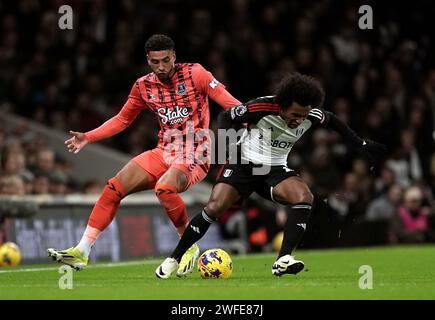 L'Everton Ben Godfrey (a sinistra) e il Fulham Willian (a destra) combattono per il pallone durante la partita di Premier League a Craven Cottage, Londra. Data immagine: Martedì 30 gennaio 2024. Foto Stock