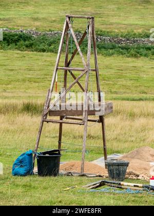 Treppiede / setaccio per archeologia montato su telaio A / setaccio / schermo a Bradgate Park, Leicestershire, Inghilterra, Regno Unito Foto Stock