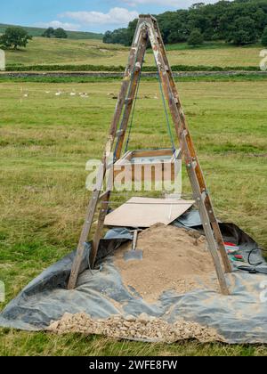 Treppiede / setaccio per archeologia montato su telaio A / setaccio / schermo a Bradgate Park, Leicestershire, Inghilterra, Regno Unito Foto Stock