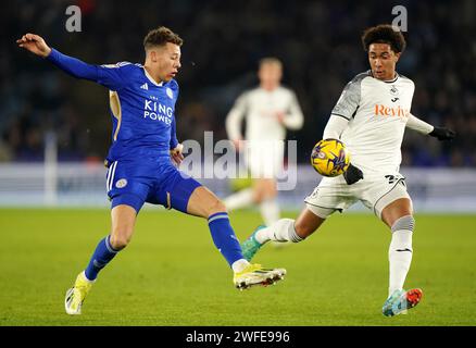 Kasey McAteer di Leicester City (a sinistra) e Harrison Ashby di Swansea City si scontrano per il pallone durante la partita per il campionato Sky Bet al King Power Stadium di Leicester. Data immagine: Martedì 30 gennaio 2024. Foto Stock