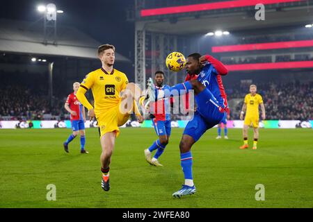 James McAtee dello Sheffield United (a sinistra) e Tyrick Mitchell del Crystal Palace si battono per la palla durante la partita di Premier League a Selhurst Park, Londra. Data immagine: Martedì 30 gennaio 2024. Foto Stock