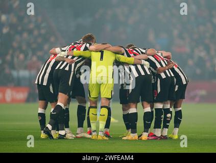 I giocatori del Newcastle United in un huddle prima di iniziare la partita di Premier League a Villa Park, Birmingham. Data immagine: Martedì 30 gennaio 2024. Foto Stock