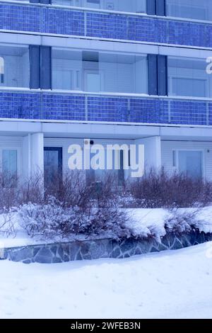 Pannelli solari in inverno a Viikki, Helsinki, Finlandia Foto Stock