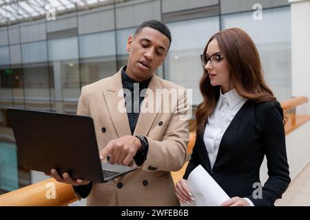 Giovani imprenditori felici che sorridono mentre lavorano insieme in uno spazio di lavoro moderno. Foto di alta qualità Foto Stock