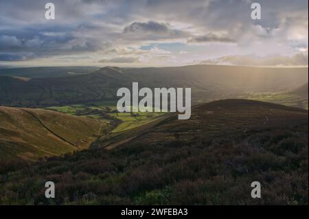 Tramonto su Mam Tor e la vale di Edale da Kinder Scout, Peak District National Park Foto Stock