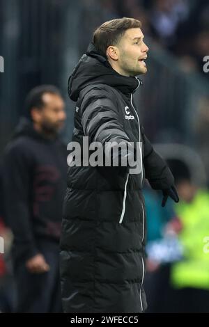 Amburgo, Germania. 30 gennaio 2024. Calcio: DFB Cup, FC St. Pauli - fortuna Düsseldorf, quarti di finale, Millerntor Stadium. St L'allenatore di Pauli Fabian Hürzeler fornisce le istruzioni.NOTA IMPORTANTE: in conformità con le norme della DFL German Football League e della DFB German Football Association, è vietato utilizzare o far utilizzare fotografie scattate nello stadio e/o della partita sotto forma di serie di immagini sequenziali e/o di foto simili a video. Credito: Christian Charisius/dpa/Alamy Live News Foto Stock