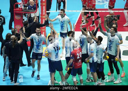 Il team di Monza è stato visto in actina durante la partita della "del Monte Coppa Italia" SuperLega 23/24 Gold Medal tra Sir Susa Vim Perugia e Mint vero Volley Monza all'Unipol Arena. Punteggio finale; Perugia 3:1 Monza. Foto Stock