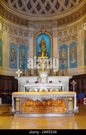 Nizza, Francia - 5 agosto 2022: Navata principale e altare di nostra Signora del Porto Chiesa Eglise Notre Dame du Port nel porto storico di Nizza e yacht marina distric Foto Stock
