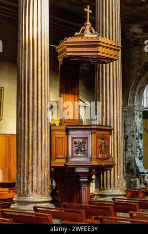 Nizza, Francia - 5 agosto 2022: Navata principale e pulpito di nostra Signora del Porto Chiesa Eglise Notre Dame du Port nel porto storico di Nizza e yacht marina Foto Stock