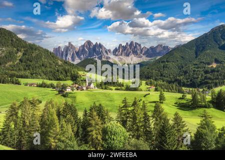 Splendido paesaggio dal Villaggio di Santa Maddalena nelle Dolomiti, Funes, Italia Foto Stock
