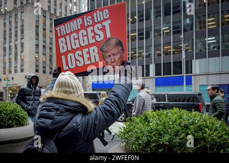 USA. 30 gennaio 2024. In seguito alle perdite del tribunale di Donald Trump in previsione dell'imminente causa Smartmatic per diffamazione membri dei gruppi di attivisti Truth Tuesdays e Rise and Resistance riuniti il 30 gennaio 2024 per l'evento settimanale FOX LIES DEMOCRACY DIES fuori dal Newscorp Building a Manhattan. Gli attivisti stanno respingendo la macchina propagandistica di destra di Rupert Murdoch, spingendo ancora le false dichiarazioni di Trump. (Foto di Erik McGregor/Sipa USA) credito: SIPA USA/Alamy Live News Foto Stock