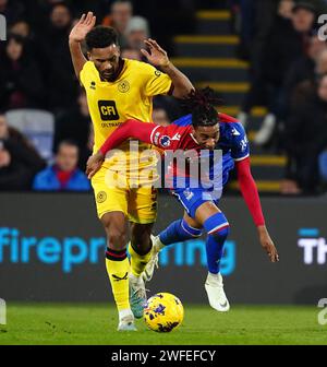 L'Auston Trusty (a sinistra) dello Sheffield United e Michael Olise del Crystal Palace si battono per il pallone durante la partita di Premier League a Selhurst Park, Londra. Data immagine: Martedì 30 gennaio 2024. Foto Stock