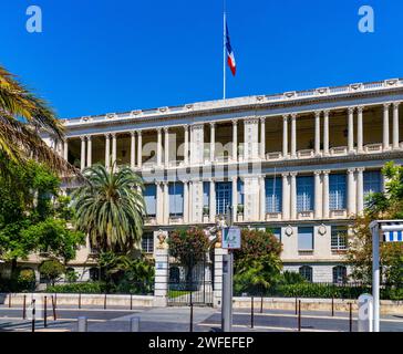 Nizza, Francia - 7 agosto 2022: Palazzo del Palais de la Prefettura e il municipio a lato Palazzo di Giustizia nel quartiere storico di Nizza Vieille Ville sulla F Foto Stock