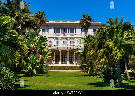 Nizza, Francia - 7 agosto 2022: Villa Massena Musee museo d'arte, palazzo e giardino a Promenade des Anglais nella storica città vecchia di Vieux Vieille Ville Foto Stock