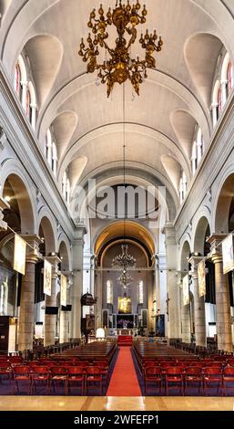 Nizza, Francia - 7 agosto 2022: Navata principale e presbiterio di Eglise Saint Pierre d'Arene St. Peter chiesa nel quartiere storico le Carre d'Or di Nizza on Foto Stock