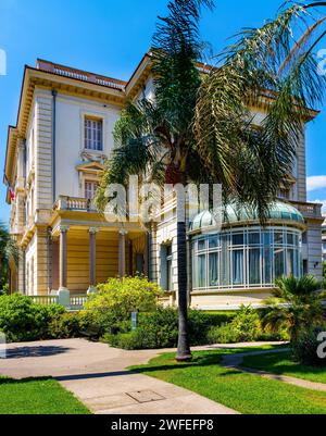 Nizza, Francia - 7 agosto 2022: Villa Massena Musee museo d'arte, palazzo e giardino a Promenade des Anglais nella storica città vecchia di Vieux Vieille Ville Foto Stock