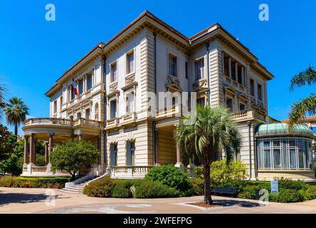 Nizza, Francia - 7 agosto 2022: Villa Massena Musee museo d'arte, palazzo e giardino a Promenade des Anglais nella storica città vecchia di Vieux Vieille Ville Foto Stock