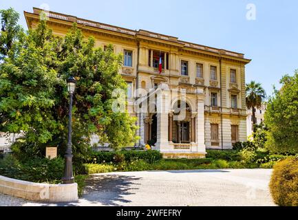 Nizza, Francia - 7 agosto 2022: Villa Massena Musee museo d'arte, palazzo e giardino a Promenade des Anglais nella storica città vecchia di Vieux Vieille Ville Foto Stock