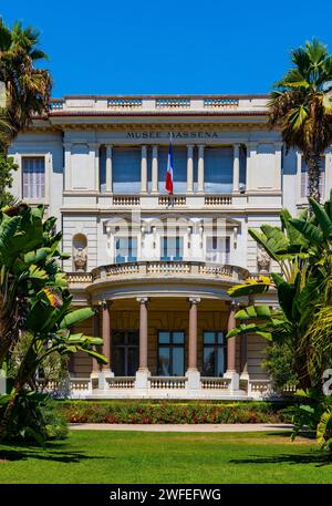 Nizza, Francia - 7 agosto 2022: Villa Massena Musee museo d'arte, palazzo e giardino a Promenade des Anglais nella storica città vecchia di Vieux Vieille Ville Foto Stock