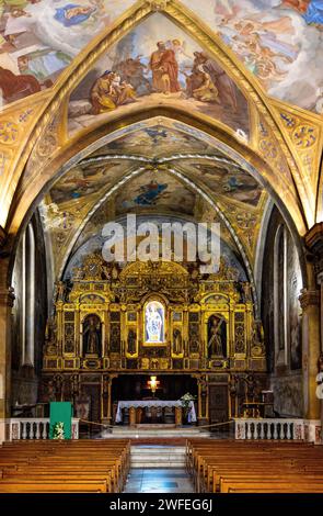 Nizza, Francia - 7 agosto 2022: Navata principale e presbiterio di Eglise Sainte Marie des Anges St. Chiesa di Maria degli Angeli del Monastero dei Francescani a Cimiez Foto Stock