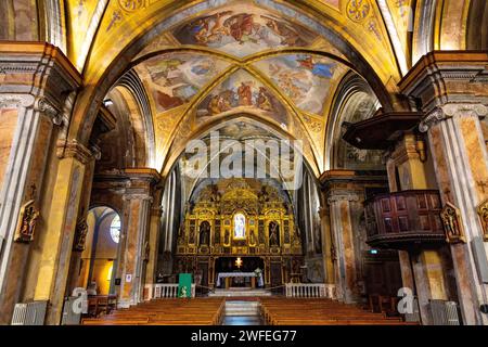 Nizza, Francia - 7 agosto 2022: Navata principale e presbiterio di Eglise Sainte Marie des Anges St. Chiesa di Maria degli Angeli del Monastero dei Francescani a Cimiez Foto Stock