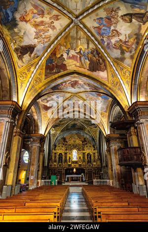 Nizza, Francia - 7 agosto 2022: Navata principale e presbiterio di Eglise Sainte Marie des Anges St. Chiesa di Maria degli Angeli del Monastero dei Francescani a Cimiez Foto Stock